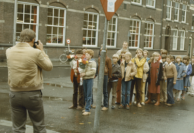 117477 Afbeelding van een groep kinderen bij de R.K. basisschool St. Willibrordus (Poortstraat 73) te Utrecht.